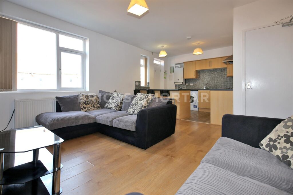 (HOUSE SHARE – BILLS INCLUDED) 19A Fifth Avenue, Heaton, Newcastle Upon Tyne,NE6