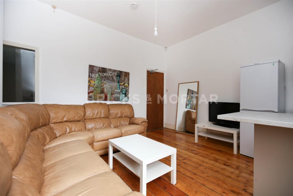 (£126pppw) 21 Oxnam Crescent, Spital Tongues, Newcastle Upon Tyne, NE2